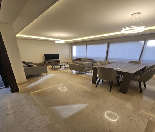 elegant_2-bedroom_luxury_apartment_in_verdun__247_power__wi-fi_-_homeprojpeg_1